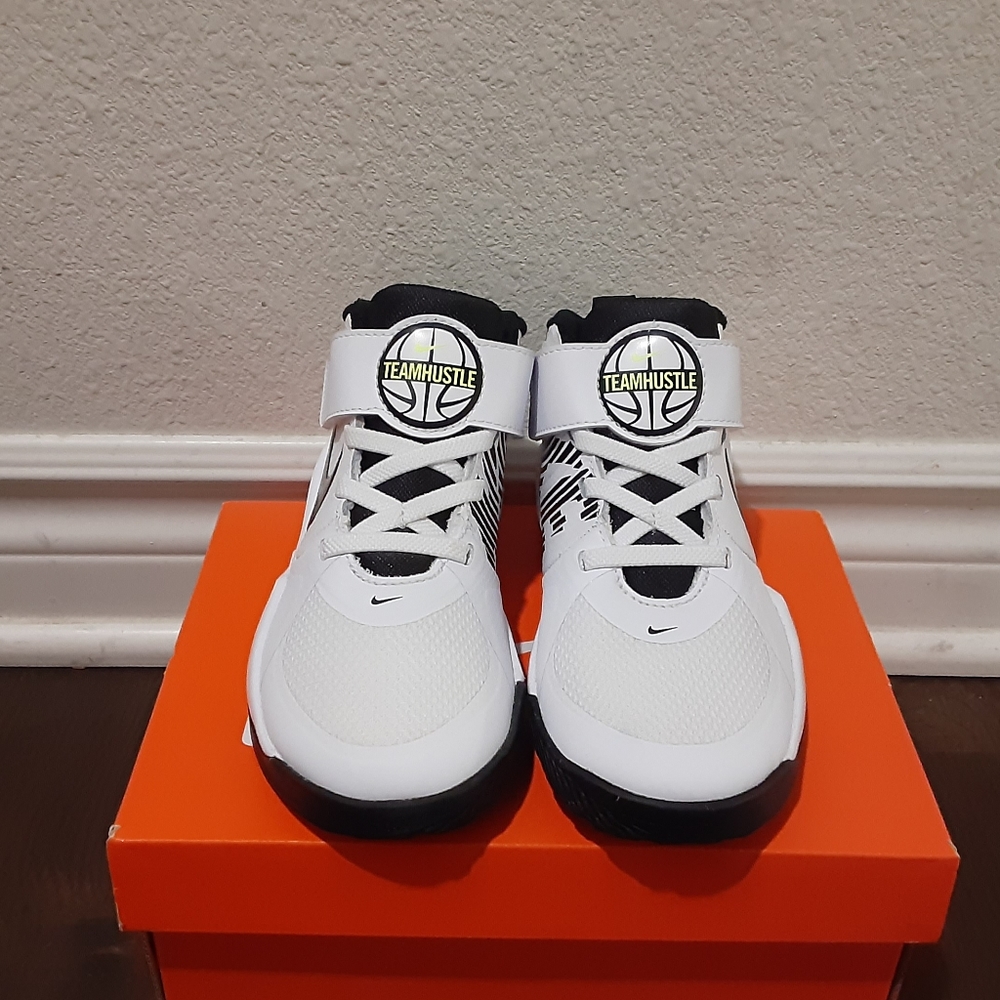 Nike - Picture 2 of 4